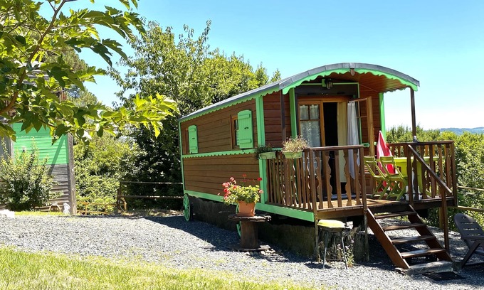 Cublac Ski Chalet | A wooden caravan at Domaine de la Morétie