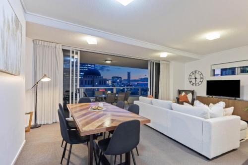 Brisbane Central Business District Apartment | AAB Apartments Skyline