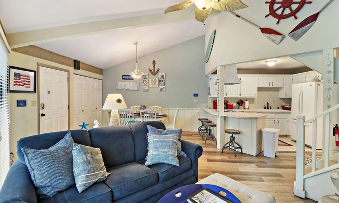 Fontana Condo | Abbey Springs Resort - Private Geneva Lake Beach - Pool - Golf Cart - TIKI BAR!