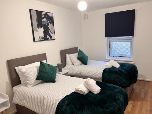 Thamesmead East Apartment | Abbey Wood Serviced Apartment 3BRH Free Wi-Fi Parking Tea and Coffee