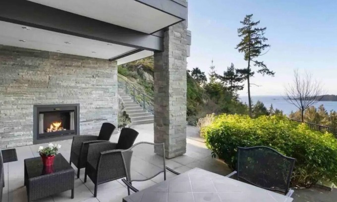 Bowen Island House | Above Bowen Bay Beach: An Ocean View Paradise