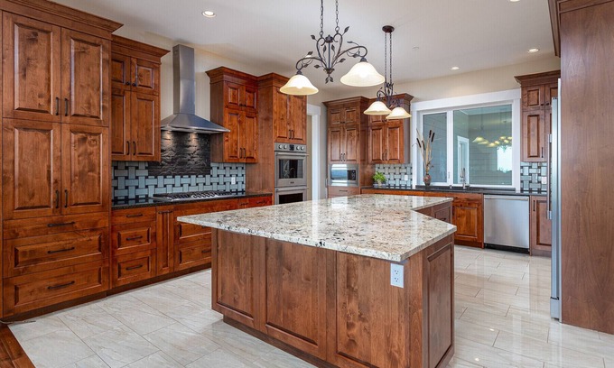 Malahat House | 'Above It All' a spacious sundrenched house with expansive deck and Epic views.