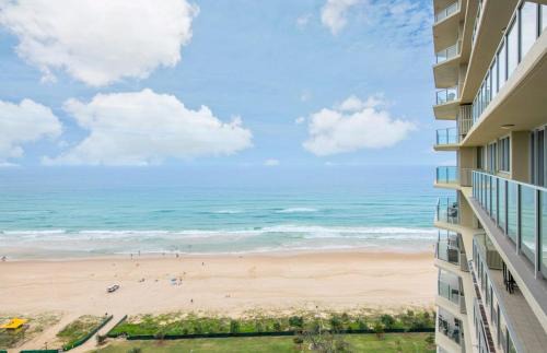 Surfers Paradise Apartment | Absolute Beach Front