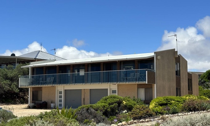 Moonta Bay Apartment | Absolute Beachfront on the cliff with easy stair access to the beach (BYO LINEN)