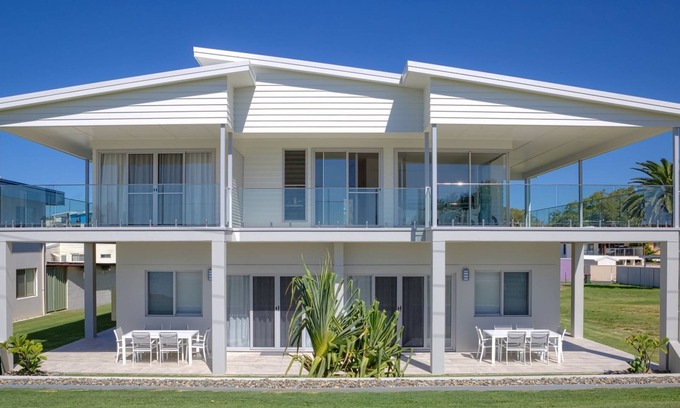 Woolgoolga Apartment | Absolute beachfront. Watch whales from the balcony