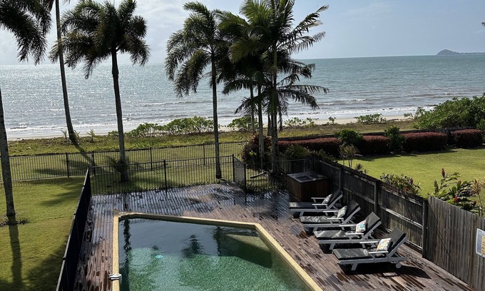 Newell House | ABSOLUTE BEACHFRONT BLISS @ NEWELL BEACH- 10 METRES TO THE OCEAN