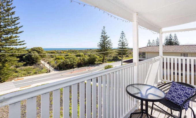 Singleton Apartment | Absolute beachfront! Newly renovated Hamptons style. PET FRIENDLY & free WIFI!