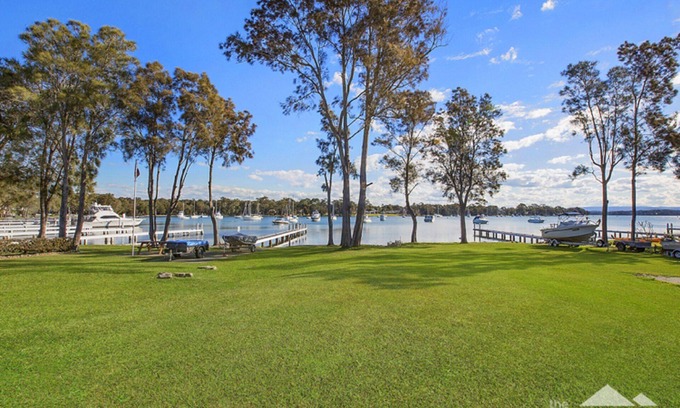 Summerland Point House | Absolute waterfront house with pool and jetty