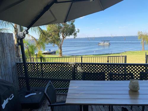 Yarrawonga House | Absolute Waterfront at Woodlands
