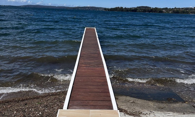 Kilaben Bay House | Absolute waterfront holiday house - blue ribbon location