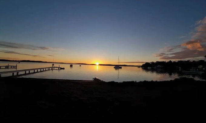 Silverwater House | Absolute waterfront Lake House