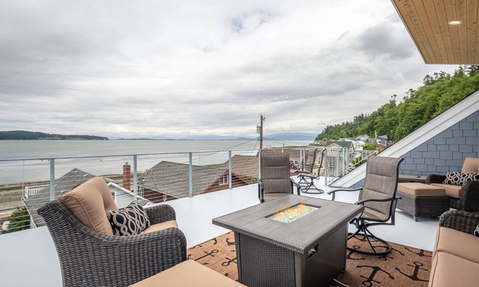 Camano Island House | AC, kayaks, rooftop deck with fire pit, boat launch and incredible views!