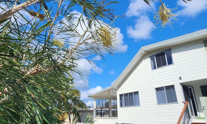 Happy Valley House | “Acacia” is a modern, spacious 4 bedroom residence with fabulous ocean views.nn