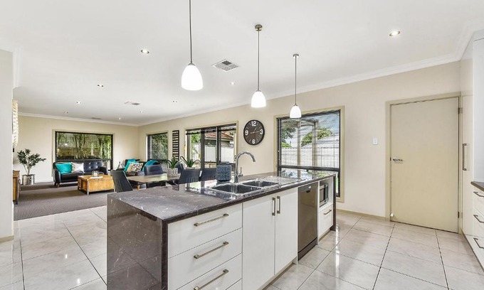Mount Gambier Apartment | Accommodation On Lansell 1 being Unit 1 of 6 Lansell Street