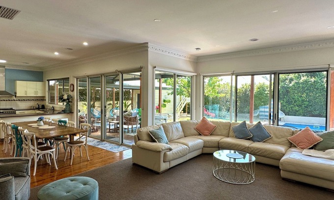Echuca House | ACE Echuca Holiday House – Central, Stylish, Clean & Cozy with Pool & Fire