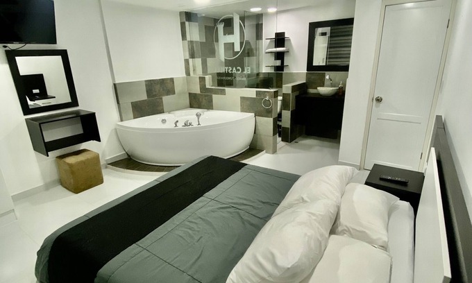 Banos de Agua Santa Apartment | Acogedora suite para parejas con jacuzzi en la habitación a 2 min del centro