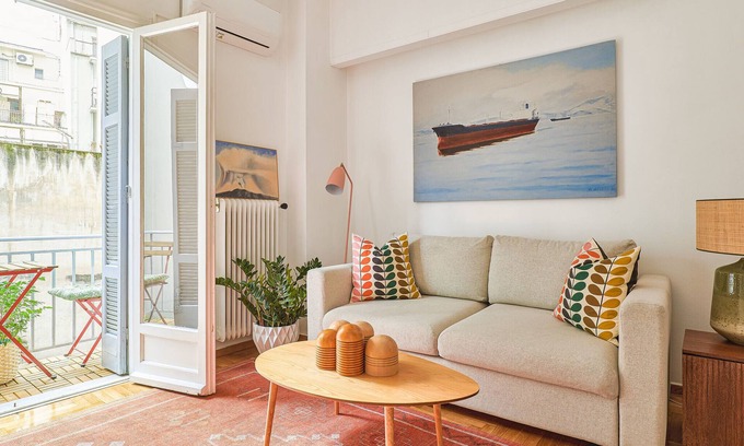 Makrigianni Apartment | Acropolis, Bright, Calming Retreat with Balcony