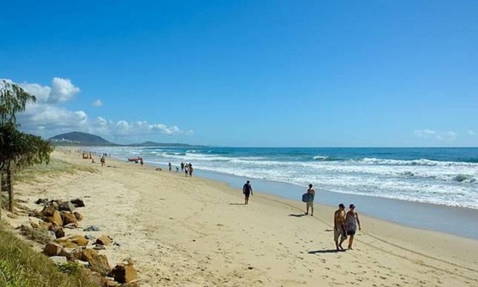 Mudjimba House | ACROSS FROM BEACH-Life Guard all year around. Pets inside OK