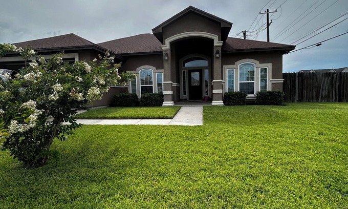 South Side House | Admirable southside location!