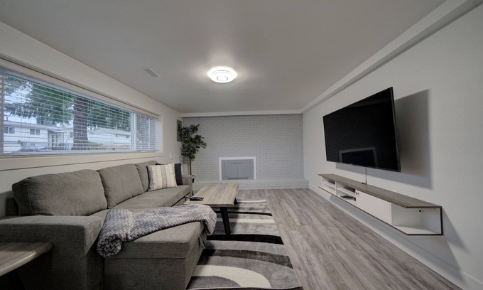 Delta House | Adorable 1 bdrm + pull out sofa suite in Delta