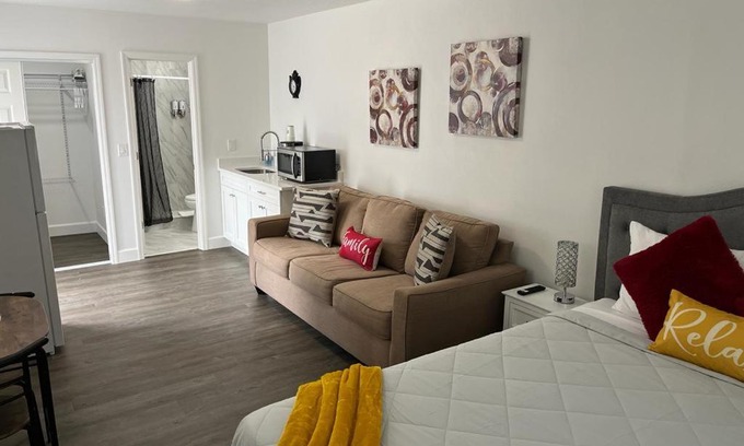 Town N County Park Apartment | Adorable 1 bedroom place with Patio