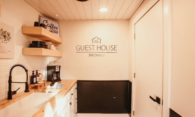 Clare Apartment | Adorable 2 bedroom place with private back patio