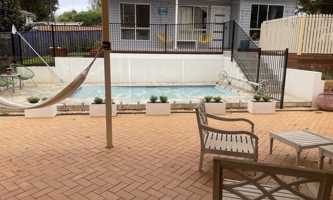 Bouvet Island Cottage | Adorable 2bdrm guesthouse with pool access - No smoking