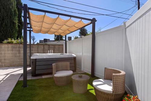 Valley Glen House | Adorable 3 bedroom with Jacuzzi & more