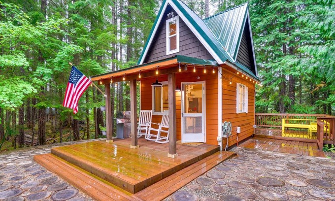 Hoodsport House | Adorable A-Frame Cabin, Steps to Lake Cushman!