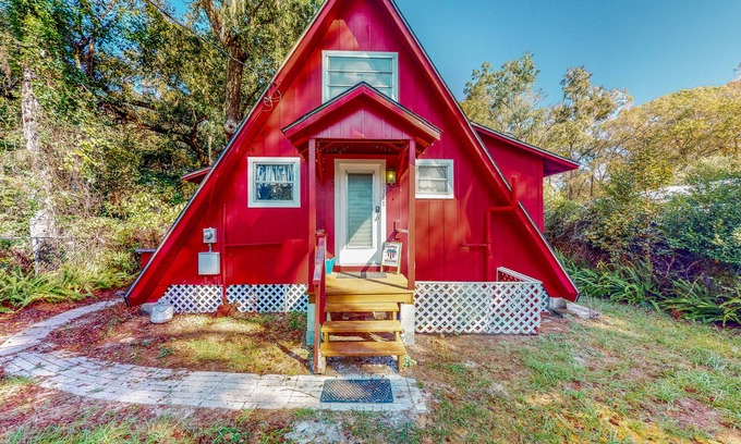 Bushnell Cabin | Adorable A-Frame with riverfront yard, fishing pier, & firepit