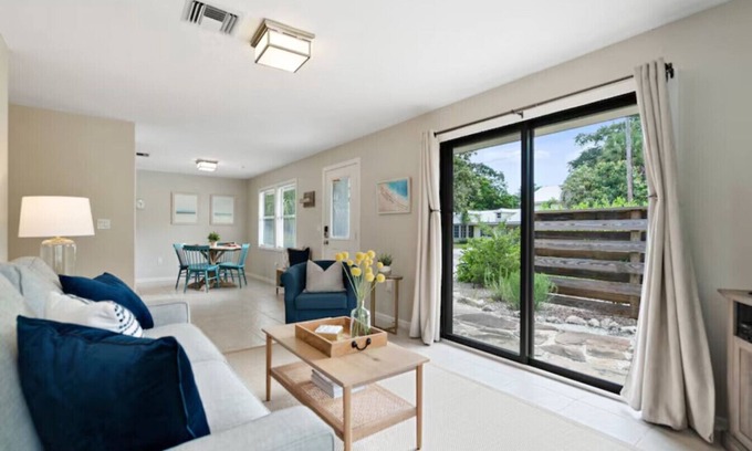 Indian Beach Sapphire Shores Cottage | Adorable Brach Cottage Bungalow in Sunny Sarasota