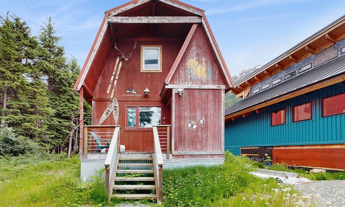 Alyeska House | Adorable cottage with spiral stairs - near skiing, hiking & airport