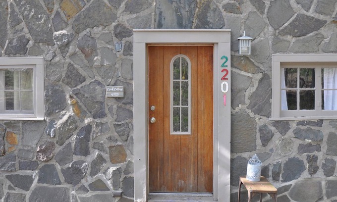 Woodstock Cottage | ADORABLE CREEK COTTAGE Charming Original Details, Fireplace, Near Town, WiFi