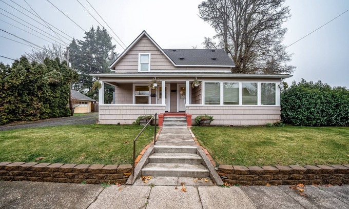 Springfield House | Adorable dog-friendly duplex near Main Street with full kitchen