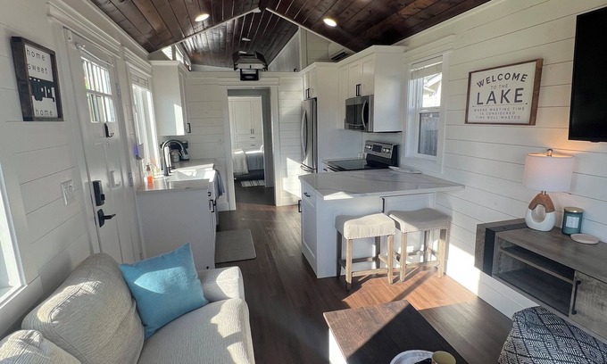 Bonney Lake House | Adorable Tiny Home on Lake Tapps with AC, WiFi, and Mountain Views!