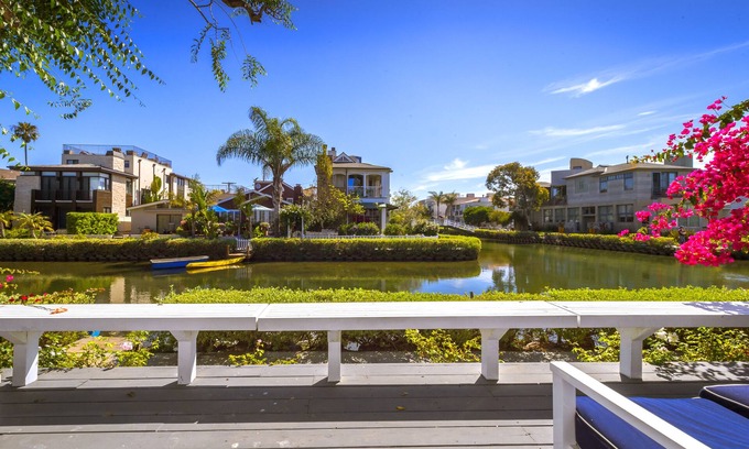 Venice Cottage | Adorable Venice Canal Home, Sleeps 6 + Row boat