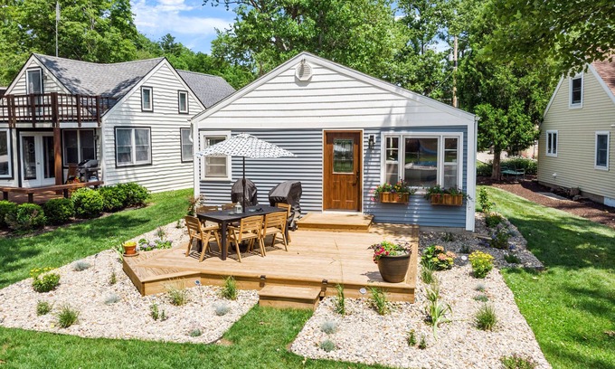 Syracuse House | Adorable Wawasee Cottage in Oakwood Park