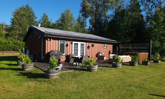 Lake Cowichan Cottage | Adventure & Wildlife await in Stunning 2BR cottage on Cowichan Rivernn