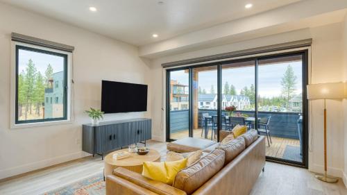 Bend House | Aerie Luxe 4 Unit Buyout 10BDR Mins to Old Bend Hot Tub Mountain Views