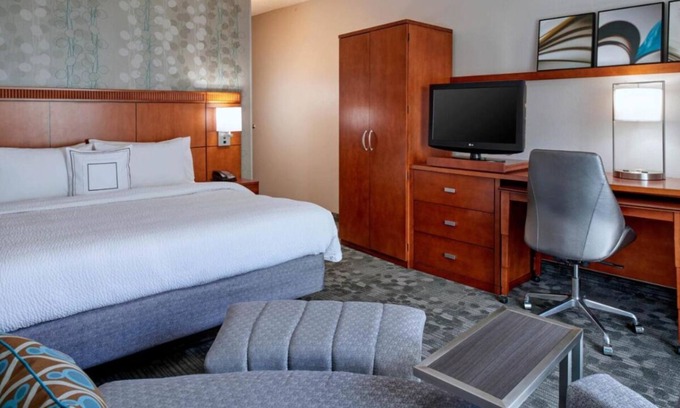 Eden Prairie Resort | Affordability Meets Comfort! Indoor Pool, Near Purgatory Creek Park