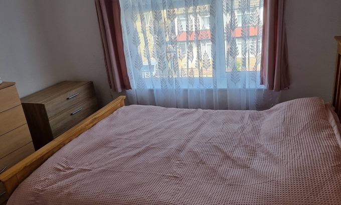 Bradford House | Affordable 2-Bed house for Rent Near Bradford City Center – Budget Accommodation