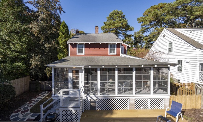 The Pines House | AFFORDABLE 5 BR OCEANBLOCK IN THE PINES- 24 Park Av, Rehoboth Bch