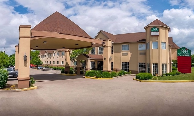 Lexington Hotel | Affordable Getaway! Free Parking, Free Breakfast, Pool, Near Castlewood Park