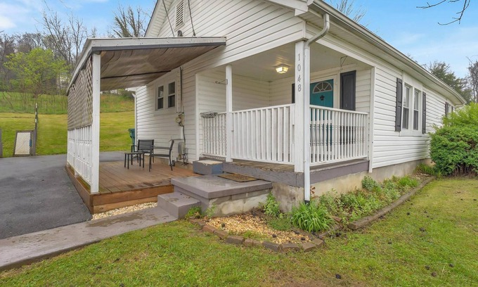 Bristol House | Affordable, Private, Single Level House Steps From Hard Rock Casino Pet Friendly