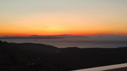 Ioulida Apartment | Aggelos & Melina Studios - Enjoy sunset from Aggelos!