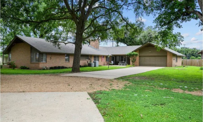 Bryan House | Aggieland Country Guesthouse