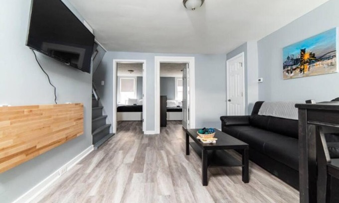 Central Northside Apartment | - AGH Walkable - Free Parking - Washer & Dryer -