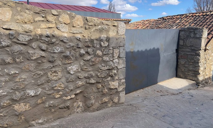 Adradas House | AGRADABLE CASA CON CHIMENEA Y PATIO PRIVADO.