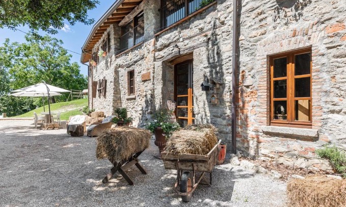 Albese con Cassano House | Agriturismo Cascina Mirandola