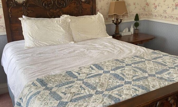 Wabasha Hotel | AH #5 · AH #5 Queen Suite w/Shower